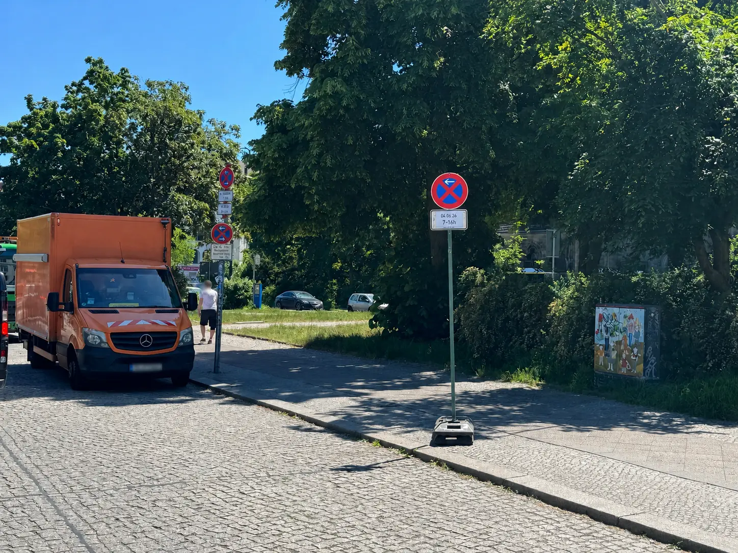Halteverbot Sperrmüll Berlin für alte Möbel und Abholfahrzeug