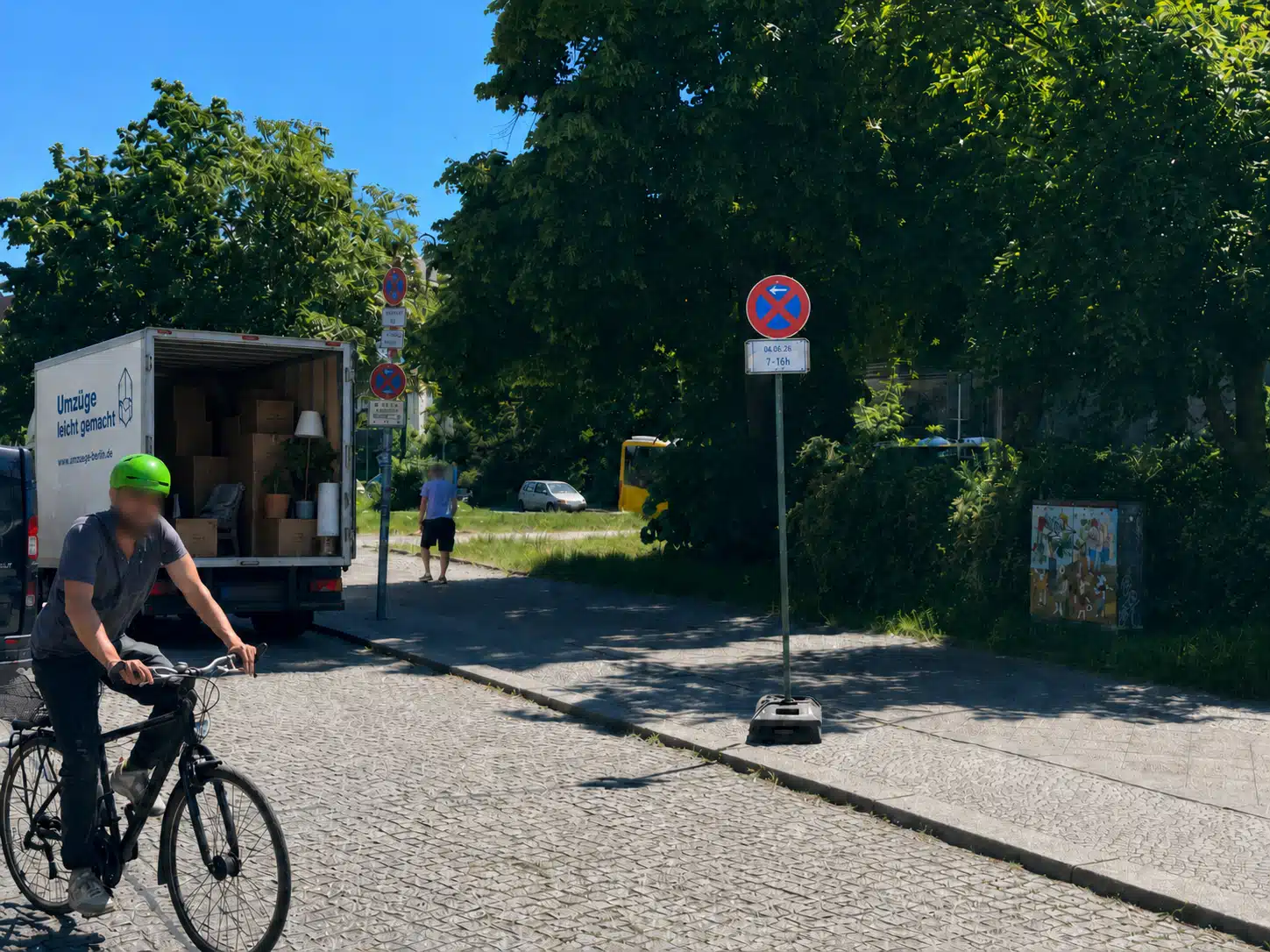 Halteverbot Umzug Berlin mit LKW, offener Ladefläche und Umzugskartons