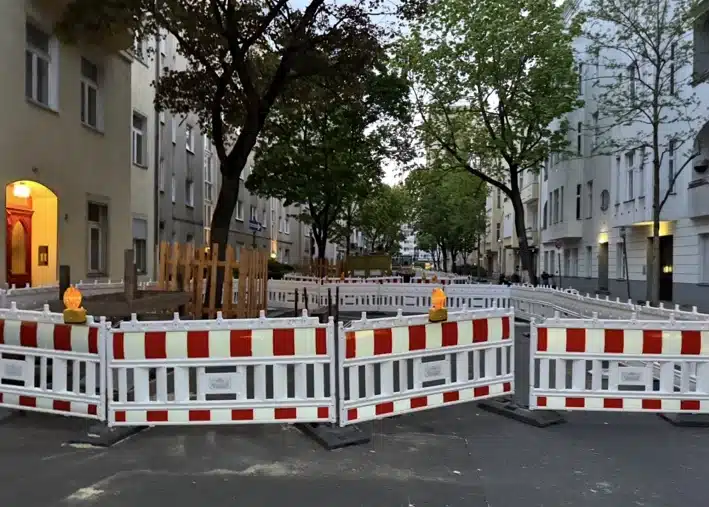 Baustellen Halteverbot Berlin mit Schildern für Bauarbeiten und Gerüstbau