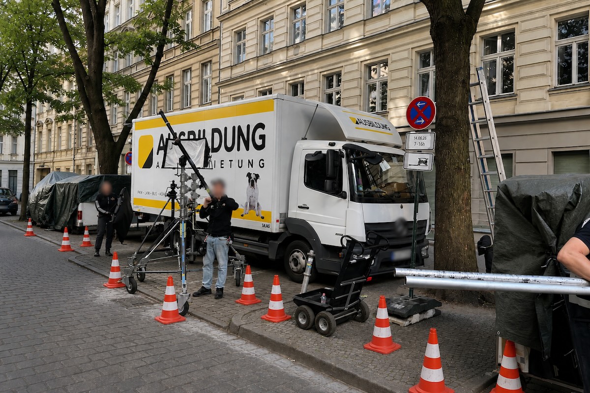 Halteverbotszone für Küchenanlieferung in Berlin mit freier Ladefläche